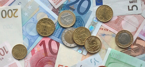 Peníze - bankovky a mince - ilustrační foto