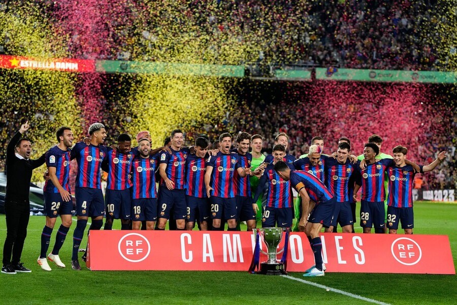 Fotbalisté Barcelony s pohárem pro mistra ligy v sezoně 2022-23