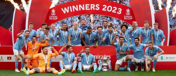 Fotbalisté Manchesteru City se radují z triumfu v FA Cupu v roce 2023