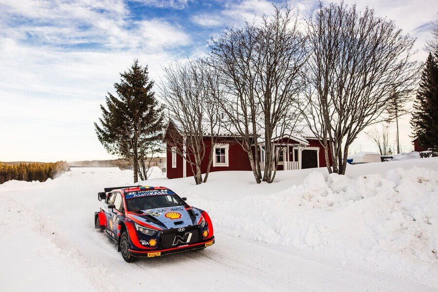 Rally, WRC, Oliver Solberg s autem Hynudai při domácí sněhové Rally Švédsko