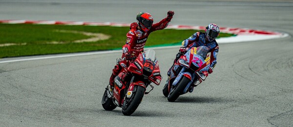MotoGP, mistr světa 2022 Francesco Bagnaia slaví vítězství při závodě MS silničních motocyklů