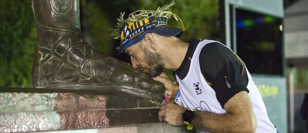 Spartathlon, Radek Brunner líbá nohu soše Leonida v cíli běžeckého závodu na 246 kilometrů