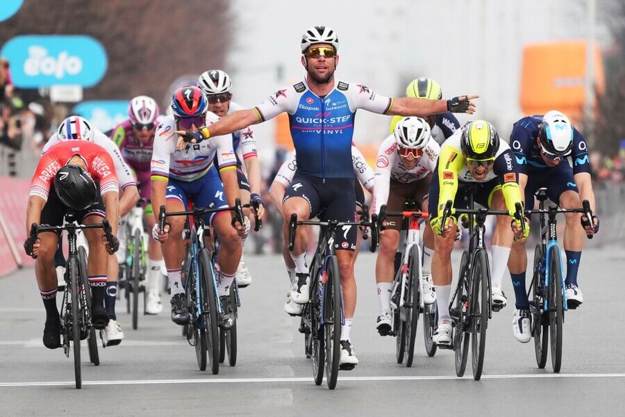 Cyklistika, UCI Pro Tour, Mark Cavendish vítězí v těsném dojezdu závodu Milano-Torino