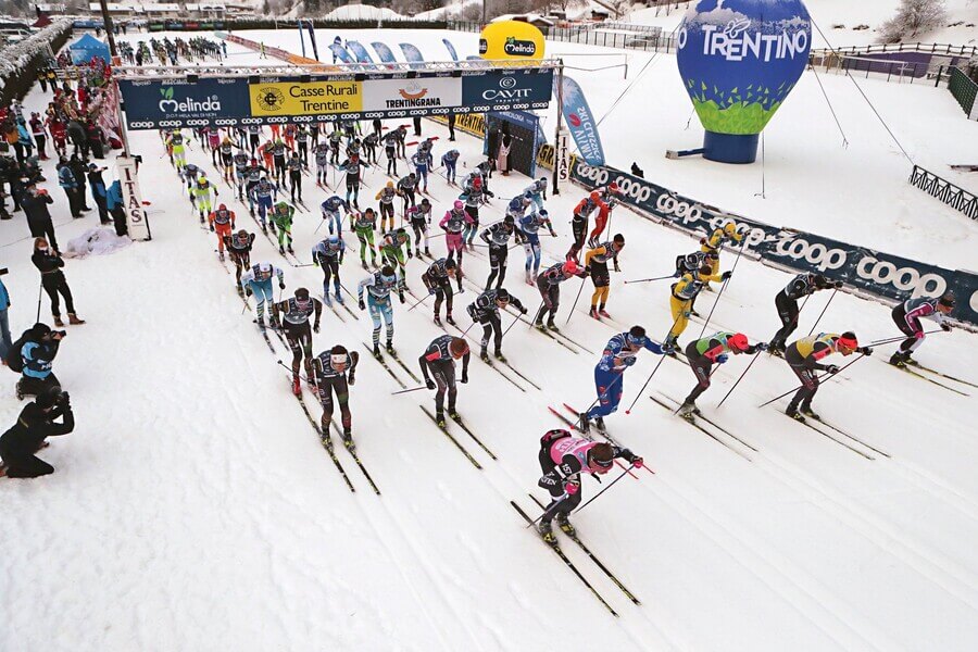 Dálkové běhy na lyžích Ski Classics, start závodu Marcialonga v Itálii, Trentino