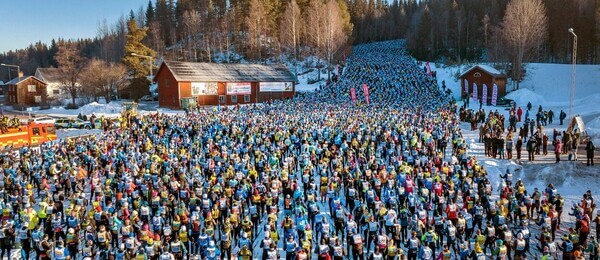 Dálkové běhy na lyžích Ski Classics, start závodu Vasaloppet - Vasova běhu ve Švédsku