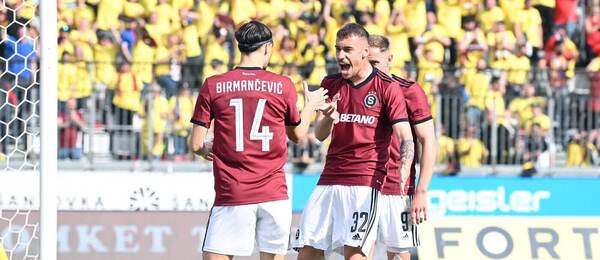 Veljko Birmančević a Matěj Ryneš se radují z gólu proti Olomouci