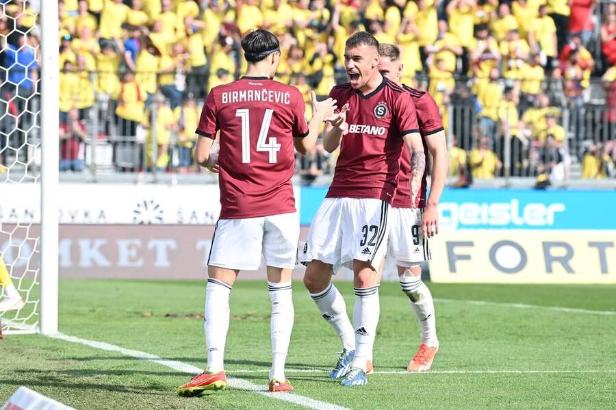Veljko Birmančević a Matěj Ryneš se radují z gólu proti Olomouci