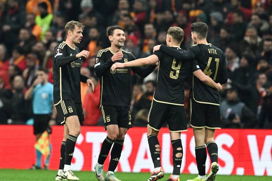Sparťané se radují z gólu Jana Kuchty proti Galatasarayi