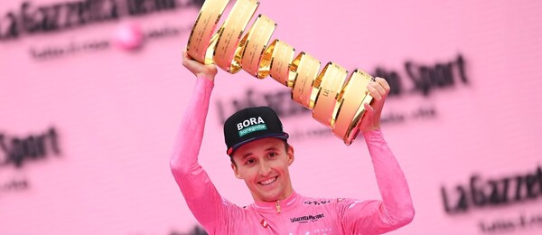 Cyklistika, UCI World Tour, Jai Hindley ze stáje BORA - hansgrohe s trofejí pro vítěze Giro d'Italia