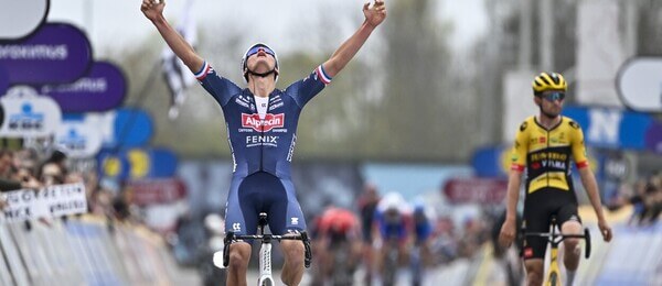 Mathieu van der Poel vyhrál cyklistický závod Dwars door Vlaanderen v roce 2022