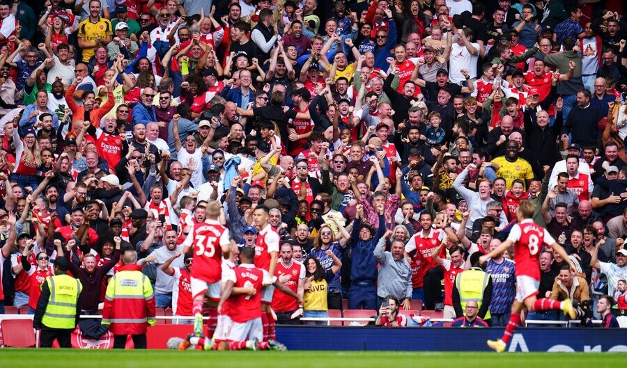 Fotbalisti Arsenalu slaví gól proti Tottenhamu na Emirates Stadium - Profimedia