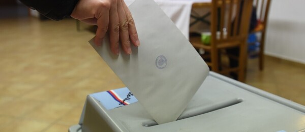 Volby - volební urna, hlasovací místnost
