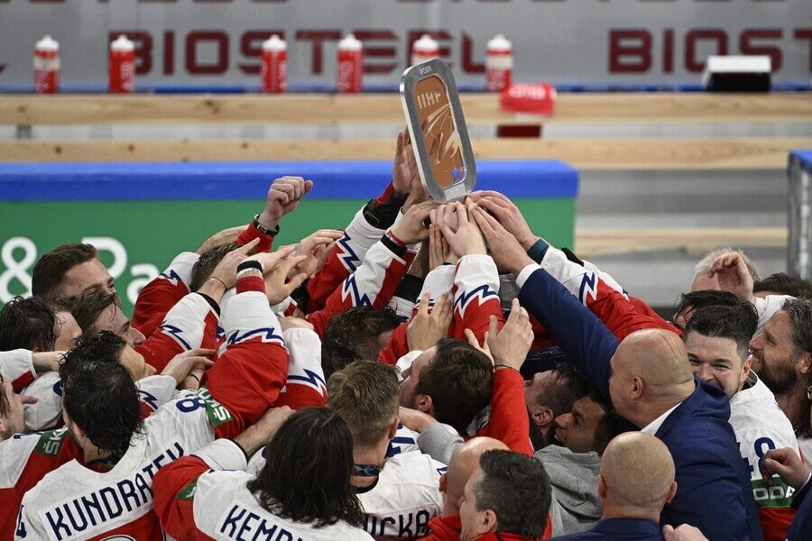 Český národní tým se raduje z bronzu na MS 2022