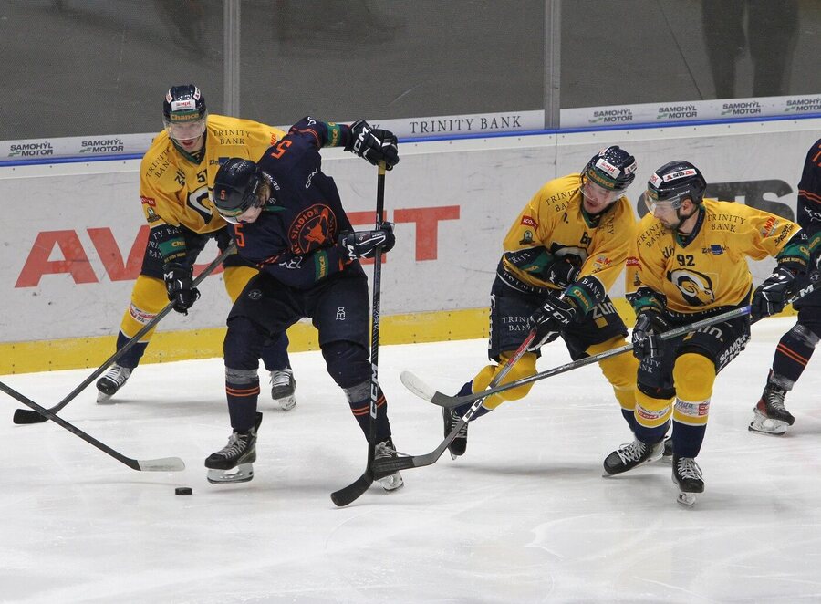 Litoměřický útočník Riku Sihvonen bojuje o kotouč mezi třemi zlínskými hokejisty