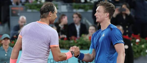 Jiří Lehečka na ATP 1000 Madrid 2024 přijímá gratulace od Rafaela Nadala, ve čtvrtfinále jej dnes vyzve Daniil Medveděv