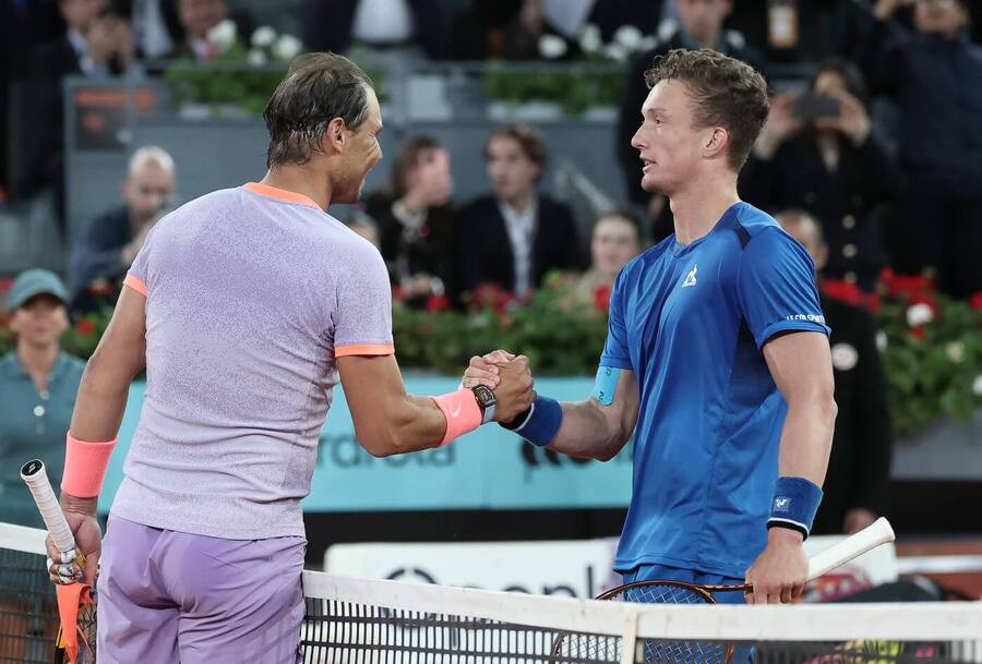 Jiří Lehečka na ATP 1000 Madrid 2024 přijímá gratulace od Rafaela Nadala, ve čtvrtfinále jej dnes vyzve Daniil Medveděv