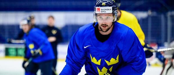 Erik Karlsson přijel na MS v hokeji 2024, pokusí se pomoci Švédsku získat po šesti letech zlato