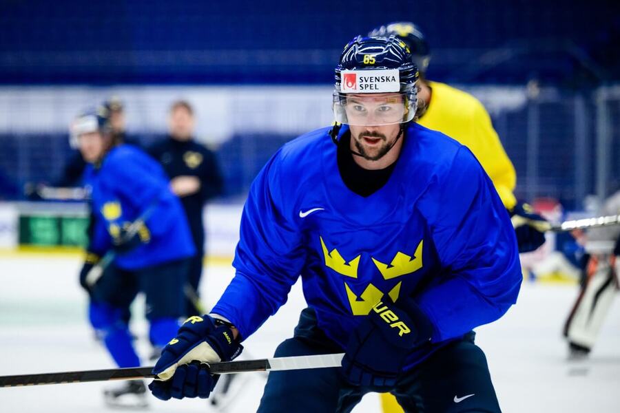 Erik Karlsson přijel na MS v hokeji 2024, pokusí se pomoci Švédsku získat po šesti letech zlato