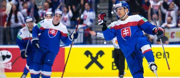 Martin Fehérváry slaví gól Slovenska na MS v hokeji 2024