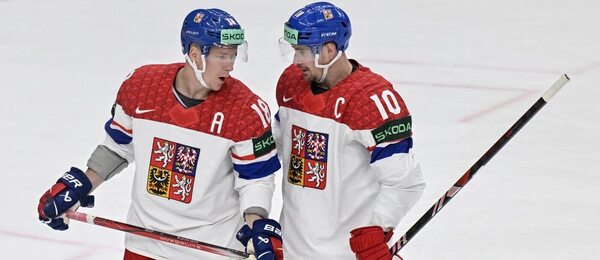 Čeští reprezentanti Ondřej Palát a Roman Červenka během utkání MS v hokeji 2024 proti Dánsku