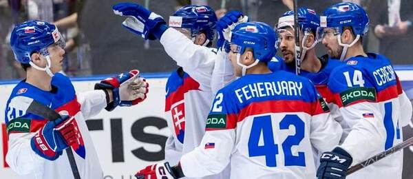 Hráči slovenského národního týmu se radují po vstřeleném gólu, MS v hokeji 2024
