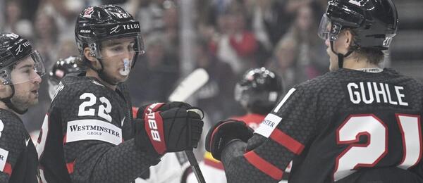 Dylan Cozens a Kaiden Guhle slaví gól Kanady na MS v hokeji 2024