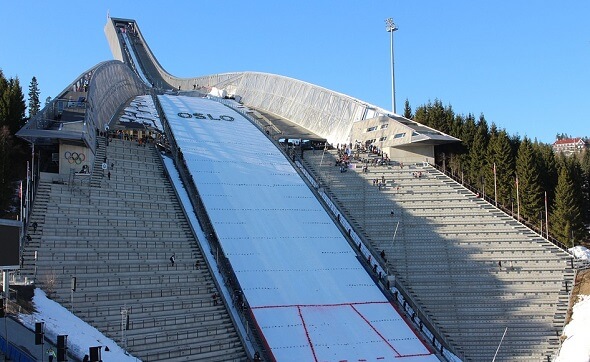 Skoky na lyžích - skokanský můstek v Oslu