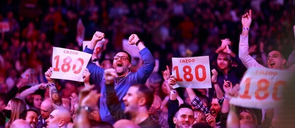 Šipky, fanoušci oslavují 180 při zápase Premier League Darts