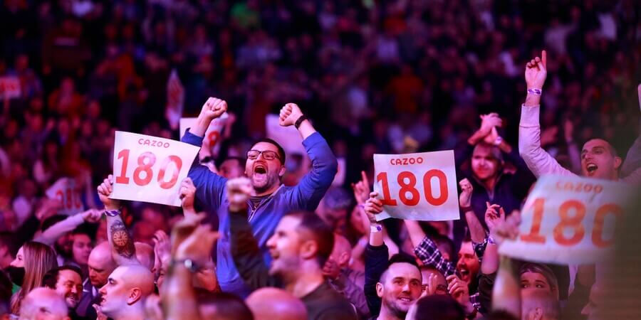 Šipky, fanoušci oslavují 180 při zápase Premier League Darts