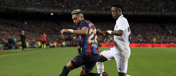 Raphinha a Vinícius Júnior bojují o míč v ligovém El Clásicu