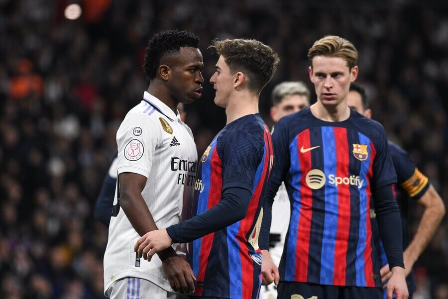 Vinícius Júnior a Gavi během pohárového El Clásica