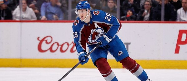 Nejlépe placeným hráčem NHL je v sezóně 2023/24 Nathan MacKinnon z Colorada Avalanche. Sledujte ho v akci živě díky online livestreamům na TV Tipsport.