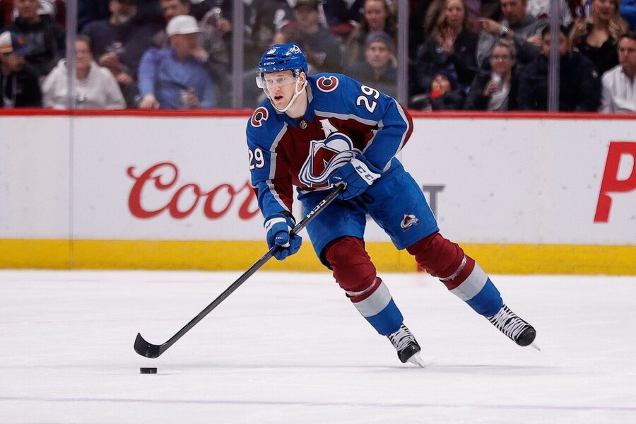 Nejlépe placeným hráčem NHL je v sezóně 2023/24 Nathan MacKinnon z Colorada Avalanche. Sledujte ho v akci živě díky online livestreamům na TV Tipsport.