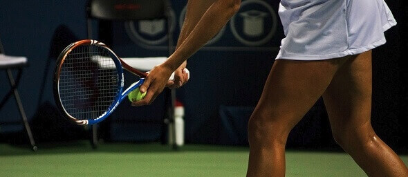 Tenis - ilustrační foto tenisová hráčka na servisu