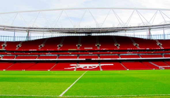 Fotbal - Premier League fotbalový stadion Emirates Stadium Arsenal pohled na trávník