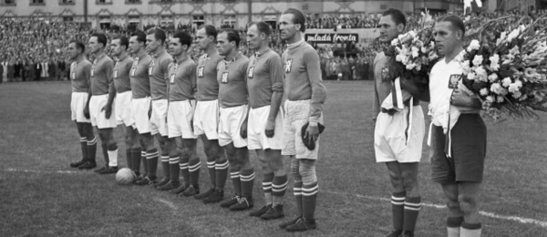 Poválečný fotbal, zápas Československo vs Polsko v srpnu 1947 (kapitán Bican druhý zprava) - Zdroj ČTK, Hampl Alexandr