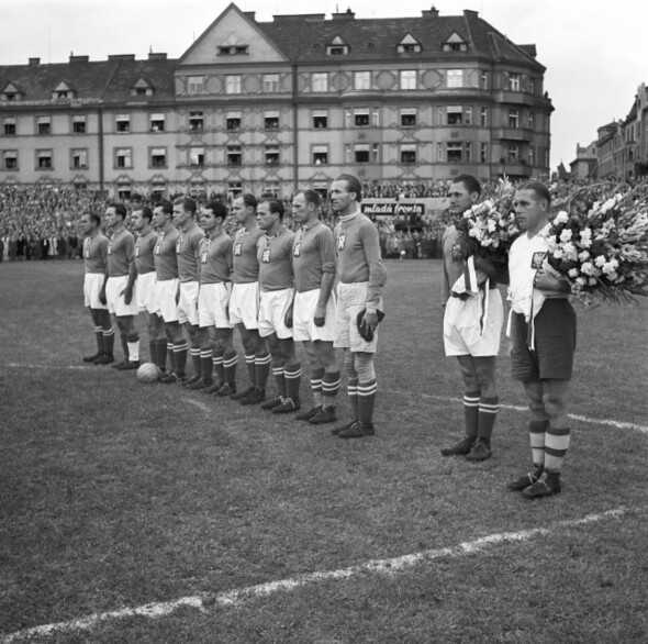 Poválečný fotbal, zápas Československo vs Polsko v srpnu 1947 (kapitán Bican druhý zprava) - Zdroj ČTK, Hampl Alexandr