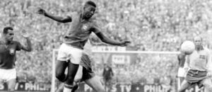 MS ve fotbale 1958, Pelé hlavičkuje ve finále Brazílie vs Švédsko - Zdroj ČTK, imago sportfotodienst, imago sportfotodienst