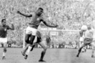 MS ve fotbale 1958, Pelé hlavičkuje ve finále Brazílie vs Švédsko - Zdroj ČTK, imago sportfotodienst, imago sportfotodienst