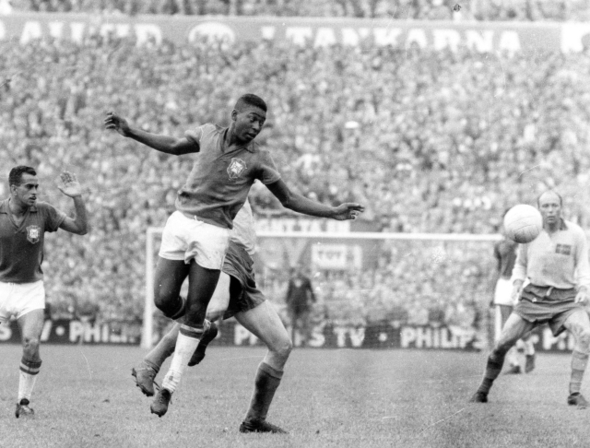 MS ve fotbale 1958, Pelé hlavičkuje ve finále Brazílie vs Švédsko - Zdroj ČTK, imago sportfotodienst, imago sportfotodienst