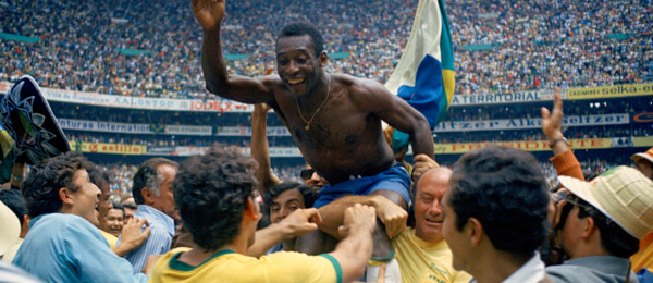 MS ve fotbale 1970, Pelé slaví se spoluhráči po vítězství Brazílie ve finále s Itálií - Zdroj ČTK, AP, Uncredited