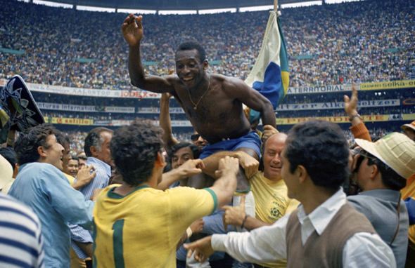 MS ve fotbale 1970, Pelé slaví se spoluhráči po vítězství Brazílie ve finále s Itálií - Zdroj ČTK, AP, Uncredited