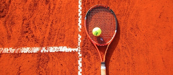 Tenis - ilustrační foto tenisová raketa na antuce