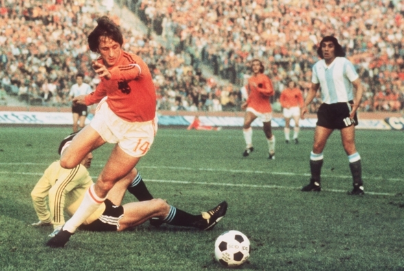 MS ve fotbale 1974, Johann Cruyff střílí gól v zápase Nizozemsko vs Argentina - Zdroj ČTK, DPA, Roland Scheidemann
