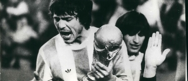 MS ve fotbale 1978, kapitán Argentiny Daniel Passarella s vítěznou trofejí - Zdroj ČTK, ZUMA, Keystone Pictures USA