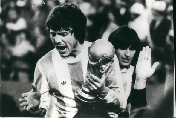 MS ve fotbale 1978, kapitán Argentiny Daniel Passarella s vítěznou trofejí - Zdroj ČTK, ZUMA, Keystone Pictures USA