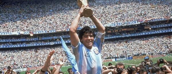 MS ve fotbale 1986, Diego Maradona s trofejí - Zdroj ČTK, AP, CARLO FUMAGALLI