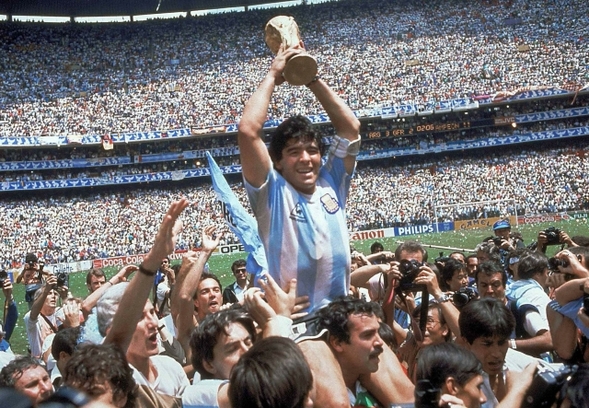 MS ve fotbale 1986, Diego Maradona s trofejí - Zdroj ČTK, AP, CARLO FUMAGALLI