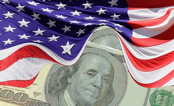 Americká vlajka a dolarová bankovka - ilustrační foto