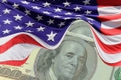 Americká vlajka a dolarová bankovka - ilustrační foto